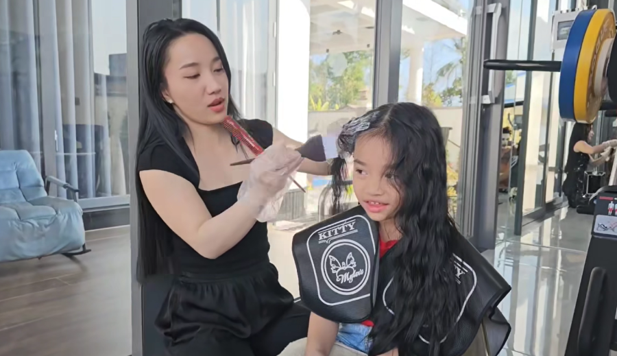 Ngoài ra, Lê Dương Bảo Lâm còn tiết lộ mẹ vợ là thợ làm tóc nên Quỳnh Quỳnh đã được theo học nghề từ nhỏ.