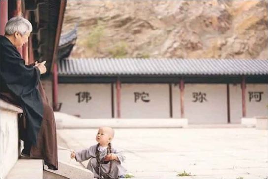 Họ cũng biết việc thận trọng lời ăn tiếng nói để không buột miệng nói ra những câu thiếu sự tôn trọng những người xung quanh.  (ảnh minh họa)