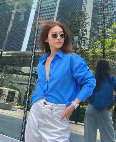 Áo sơ mi màu đậm còn mang đến hiệu quả tôn da sáng hơn nếu chị em chọn các tông màu như đỏ, xanh dương, xanh lá cây hoặc tím.