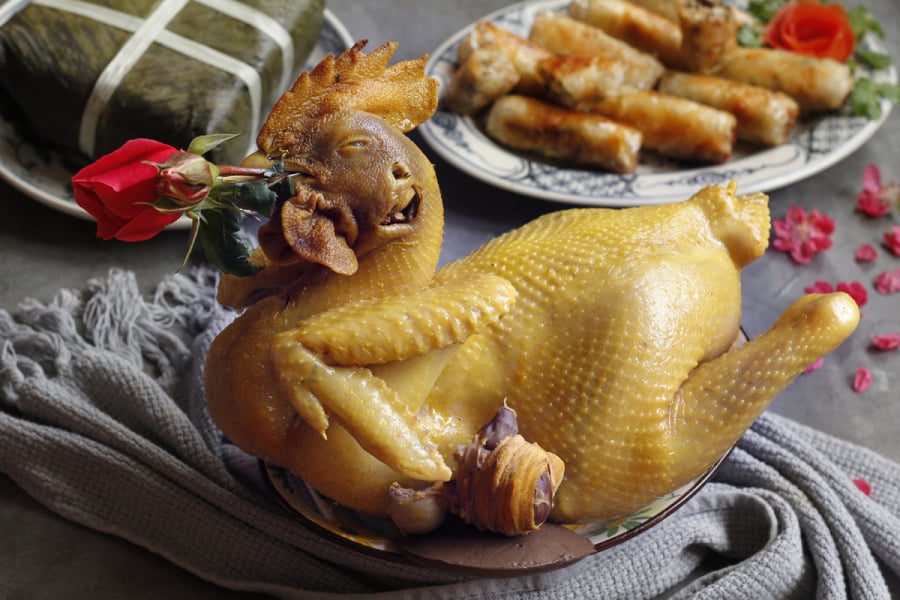 Để có được món thịt gà luộc ngon, trước tiên bạn cần phải lựa được gà ngon.