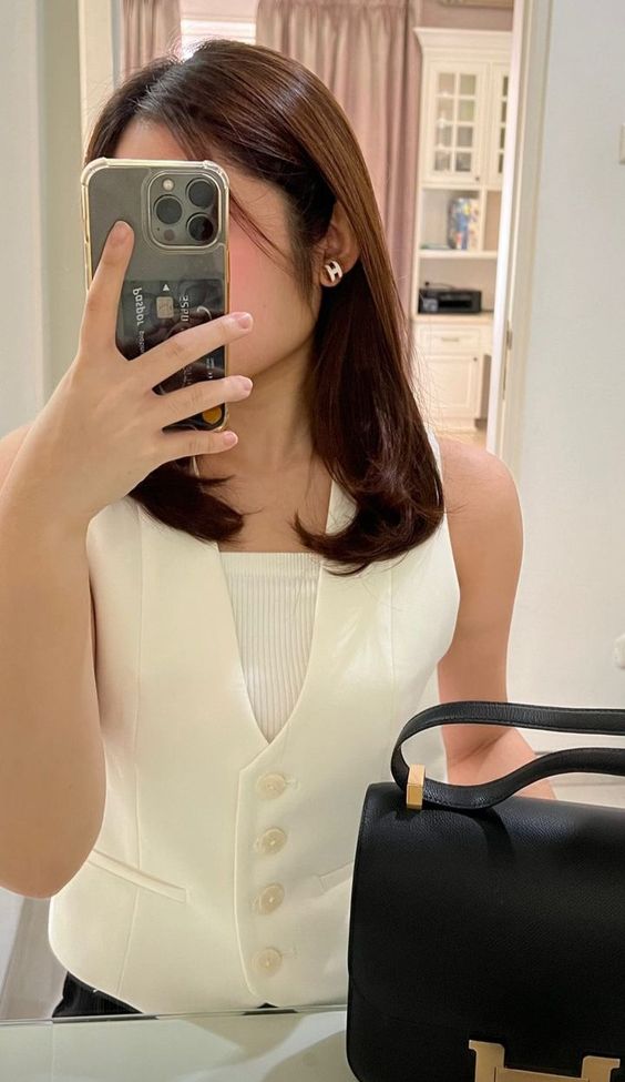 Chị em có thể mix áo gile cùng quần suông hoặc chân váy. Nàng nên chọn những màu trung tính, đơn giản. 