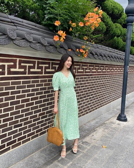 Chị em nên ưu ái những kiểu váy hoa chiết eo hoặc tay bồng xinh xắn, váy ngắn, váy dài tay... đều đẹp.