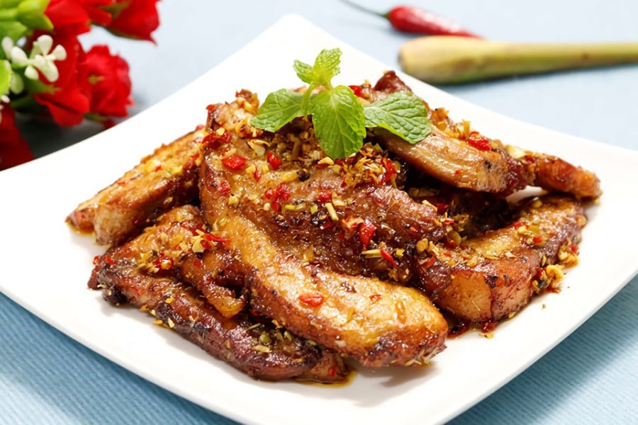Thịt sau khi nướng sẽ có màu nâu vàng óng ánh cùng mùi thơm nồng nàn của sả và chanh