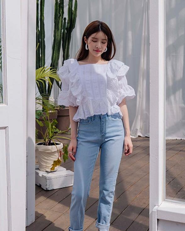 Trang phục này không chỉ mang lại sự thoải mái mà còn tạo nên vẻ năng động, cá tính. Nó phù hợp cho các buổi hẹn hò, dạo phố...