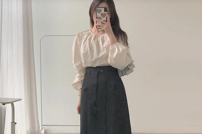 Hãy thử kết hợp áo blouse với chân váy dài. 