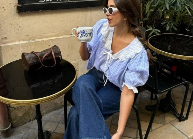 Áo blouse họa tiết kẻ gingham viền cổ vải cotton lỗ màu trắng tạo nên hình ảnh vừa cổ điển lãng mạn vừa dịu dàng trong trẻo cho những ngày oi ả    