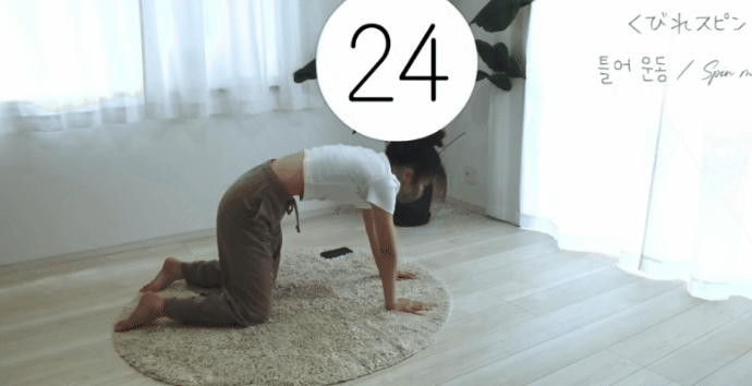 Chống chân vuông góc, hai tay đặt rộng bằng vai, lưng và cổ thẳng hàng. Sau đó hít sâu vào và ưỡn ngực, nâng đầu cổ lên, giữ khoảng 1 - 2 giây, thở ra hạ đầu cổ và khom người cong lưng. Thực hiện động tác này trong vòng 30 giây.