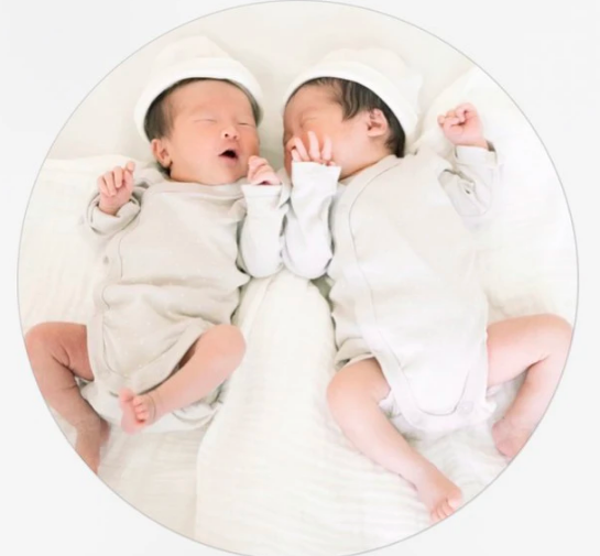 Cuối tháng 2/2024, Sam chính thức chào đón nhóc tỳ song sinh 1 trai - 1 gái. Mới đây dân tình soi được chi tiết Sam lập tài khoản MXH cho 2 bé tên Ijin và Ijun của Sam. Dù chưa có bài đăng nào những đã thu hút hàng nghìn lượt theo dõi. Ảnh đại diện của tài khoản này là khoảnh khắc cận mặt đáng yêu của 2 bé.    