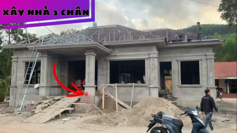 Nhà 3 chân nhìn vào thấy tạm bợ và u tối, đương nhiên con người sống trong đó không thể khá khẩm lên được. 