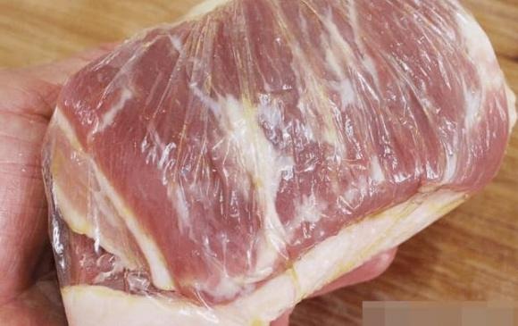 Thịt lợn sau khi mua về, bất kể là bẩn đến đâu, đừng bao giờ rửa lại bằng nước.