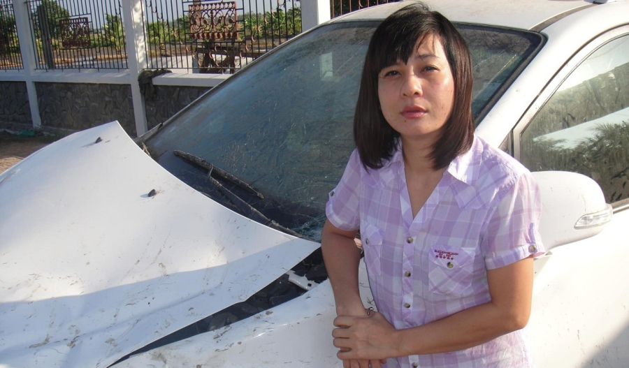 Cát Phượng cũng chia sẻ lại hình ảnh gặp nạn với chiếc xe ô tô dập nát từ 10 năm trước, nhưng điều lạ là cô không vấn đề gì dù là một vết xước nhỏ. 