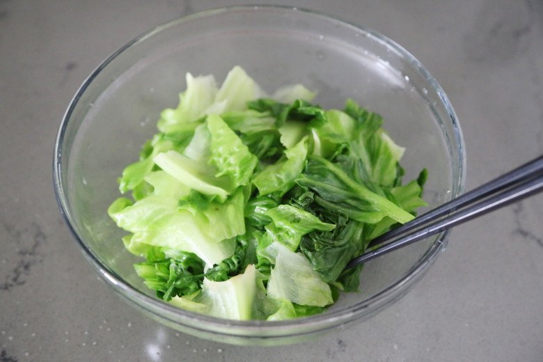 Trước khi trộn tương, bạn cần chần sơ rau xà lách trong nước sôi khoảng 2 giây.
