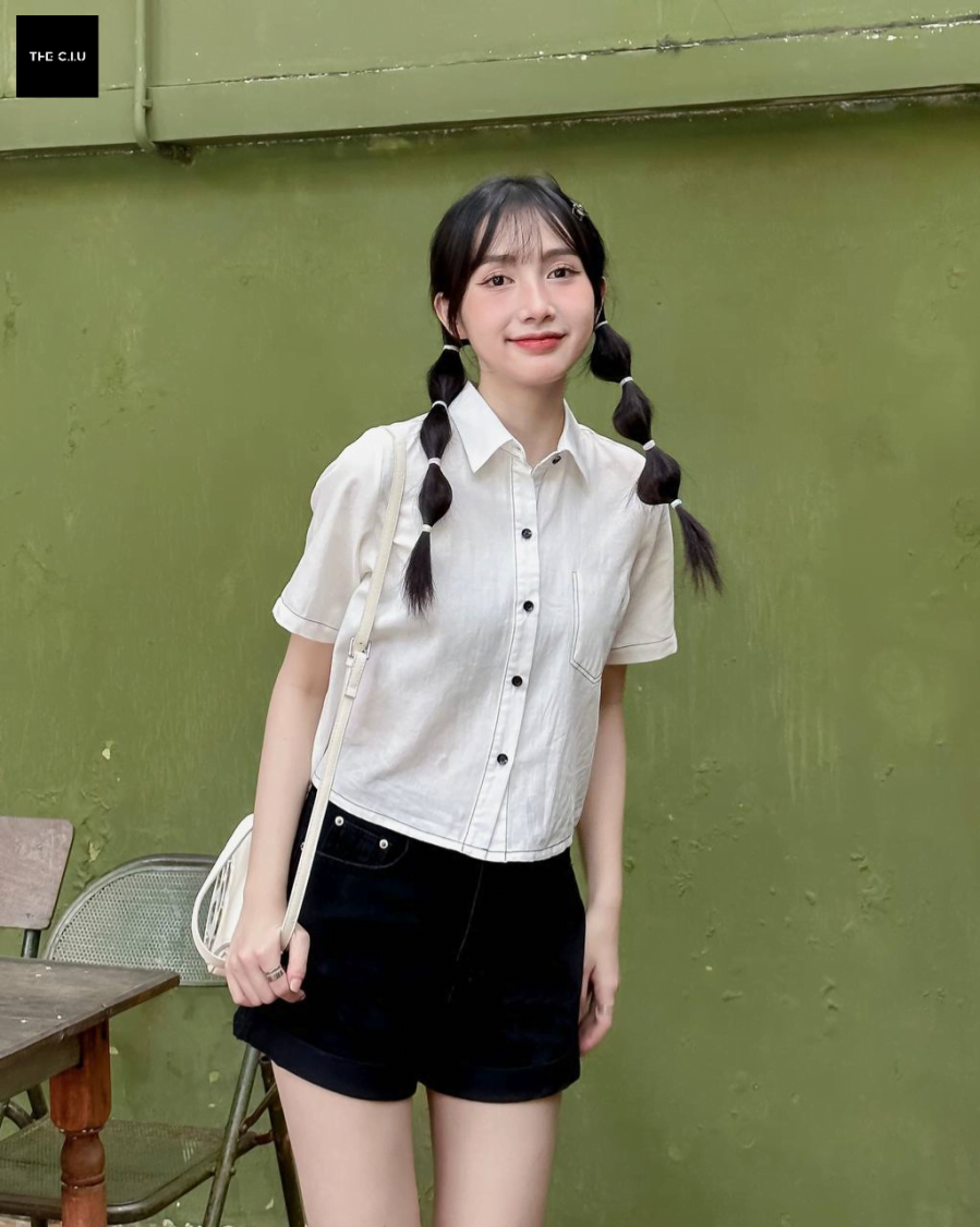 Các quý cô sành điệu thường kết hợp quần denim short với áo sơ mi trắng. 