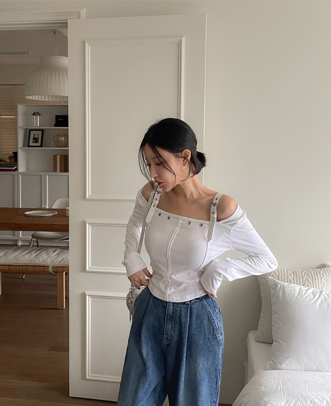 Khi diện áo trễ vai màu trắng, bạn cũng nên ưu tiên các thiết kế dáng ôm, dài vừa phải.