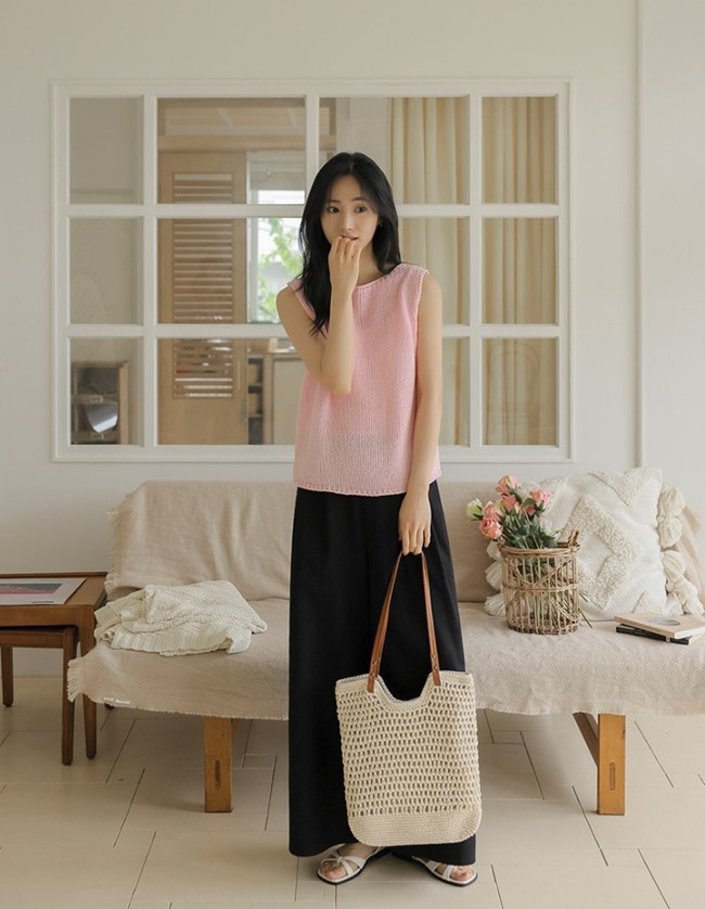 Áo len không tay có thể sơ vin gọn gàng cùng quần hoặc chân váy, cũng có thể mặc kiểu buông lơi tùy theo ý thích của bạn.