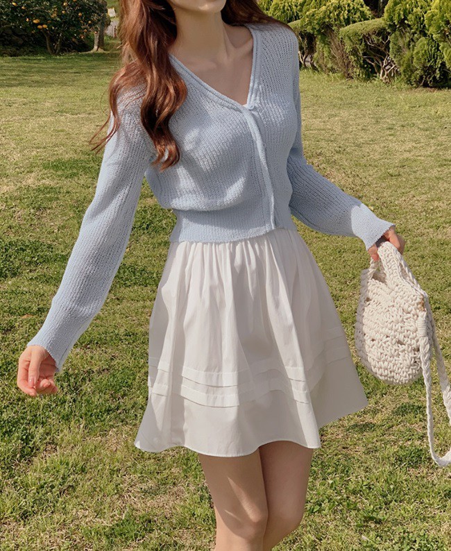 Để mặc đẹp cardigan cổ tim giữa ngày Hè oi bức, bạn gái nên ưu tiên kiểu áo mỏng nhẹ, độ dài vừa phải để có thể linh hoạt khi mix match. 