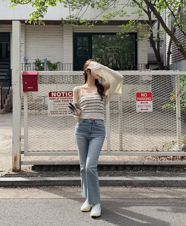 Năm nay, áo khoác len mỏng có rất nhiều màu sắc xinh xắn rất đáng bổ sung vào tủ đồ. 