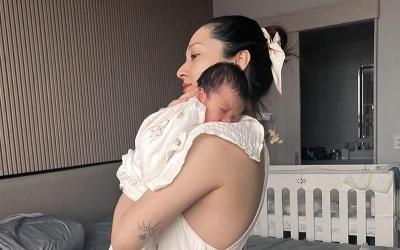 Cô vẫn giữ được sự bình tĩnh đáng kinh ngạc. 