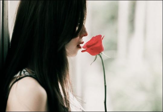 Sự vô tâm của đàn ông và tính đa cảm của đàn bà khiến cho những người thường xuyên suy nghĩ sẽ nhận về sự đau khổ.  (ảnh minh họa)