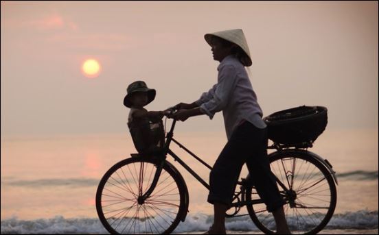 Mặc dù tôn trọng người ngoài nhưng bạn cũng cần phải lịch sự với các thành viên trong Shbet111 slot, casino, thể thao, xổ số.  (ảnh minh họa)