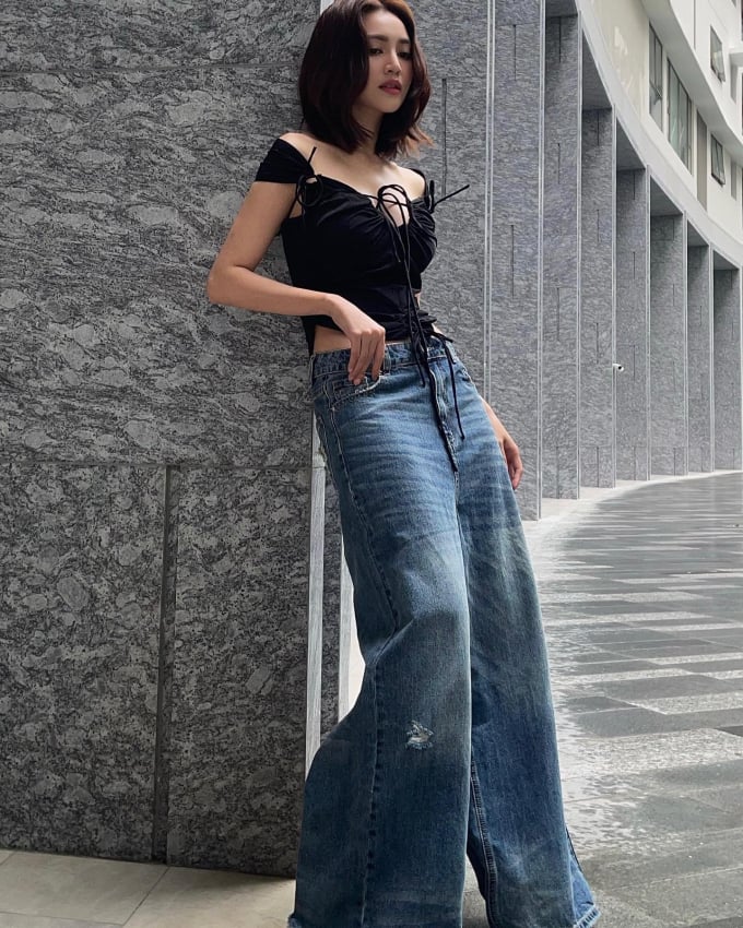 Mix ao blouse dáng lửng với quần jeans ống suông mang cảm giác phong cách. Đây cũng là những món đồ 