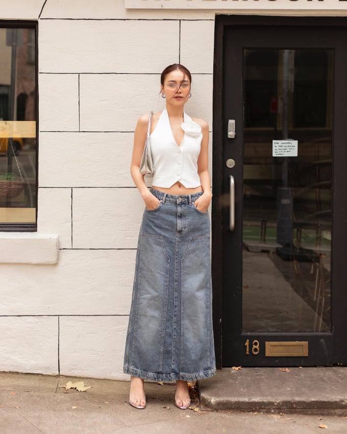 Chân váy denim dáng suông mix với áo thun năng động đơn giản nhưng nổi bật. Ninh Dương Lan Ngọc đã chọn áo gile nữ tính. Hiệu quả tôn dáng của tổng thể Shbet999 com đăng nhập được phát huy tối ưu khi Ninh Dương Lan Ngọc đi sandal quai trong.    