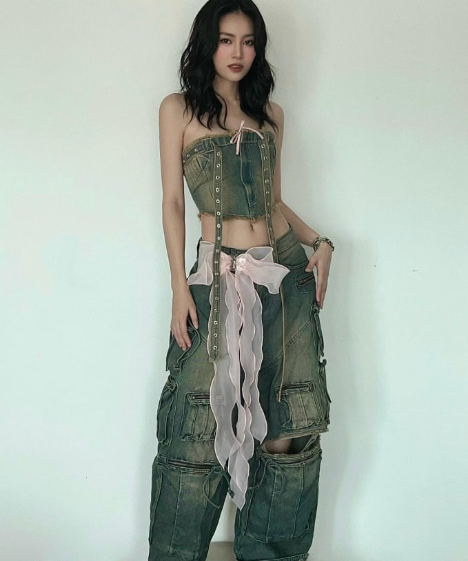 Diện set đồ denim phá cách, vẻ ngoài của Ninh Dương Lan Ngọc trông rất nổi bật, nhiều chi tiết nhưng không tạo cảm giác rối mắt. Vì set Shbet999 com đăng nhập đã rất ấn tượng, Ninh Dương Lan Ngọc đã tối giản hóa phụ kiện.    