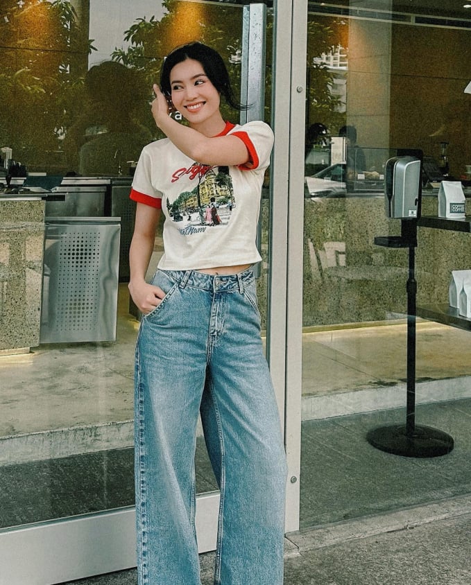 Các nàng hãy tham khảo outfit gồm áo thun lửng kết hợp với quần jeans ống suông của Ninh Dương Lan Ngọc. Bộ Shbet999 com đăng nhập trên cho hiệu quả 