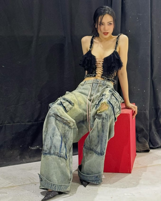 Mẫu áo dây buộc được Ninh Dương Lan Ngọc khéo léo kết hợp với quần jeans đầy cá tính. Các nàng đừng bỏ qua cách mặc này khi đi du lịch nhé. Đảm bảo sẽ có những bức ảnh sống ảo lung linh.    