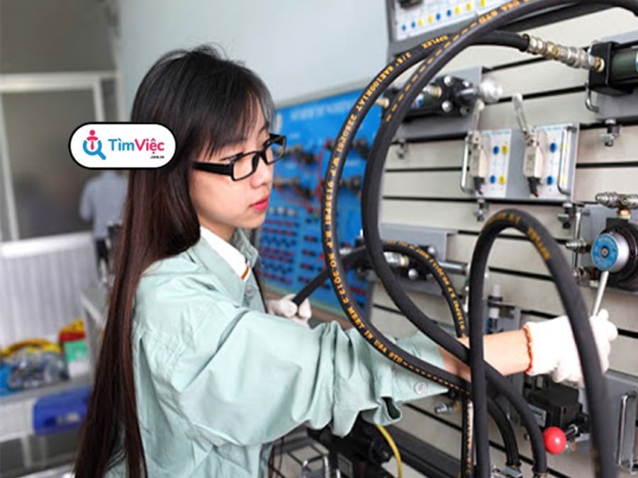 Sinh viên ngành cơ điện tử 