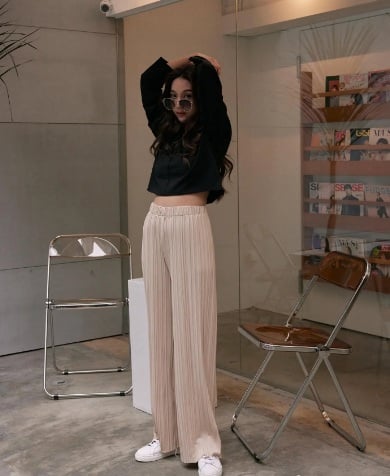Kết hợp quần cạp chun với áo thun, áo crop top, áo hai dây, chị em sẽ có được outfit đầy phóng khoáng, thời thượng.
