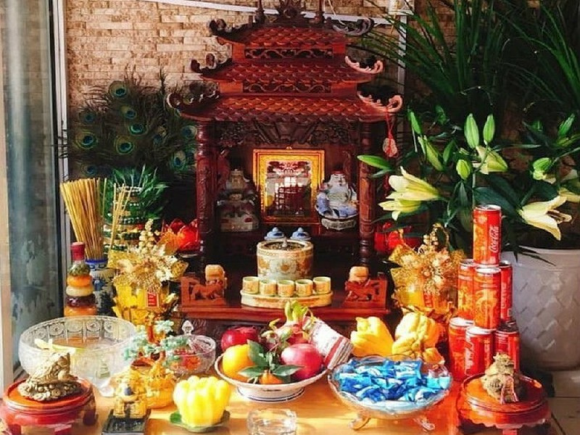 Trên ban thờ Thần Tài, nhiều người thường đặt 5 loại hạt đậu, bao gồm: hạt bắp (ngô), gạo, đậu xanh, đậu nành hoặc đậu phộng, và đậu đen, biểu trưng cho ngũ hành kim, mộc, thủy, hỏa và thổ. 