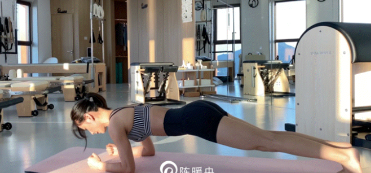 Giữ Sh88bet đăng ký miễn phí ở tư thế plank cơ bản, sau đó di chuyển về phía trước và phía sau giống như một cái cưa. Giữ lưng thẳng khi di chuyển, không võng lưng hay gập cổ.    