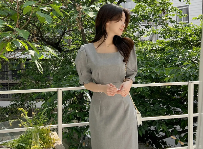 Váy màu xám sẽ giúp chị em mặc đẹp cũng như mang đến sự chỉn chu cho người mặc, đồng thời giúp thu gọn vóc dáng hiệu quả. Các nàng có thể diện giày màu be, giày bệt... đều hack dáng và đẹp. 
