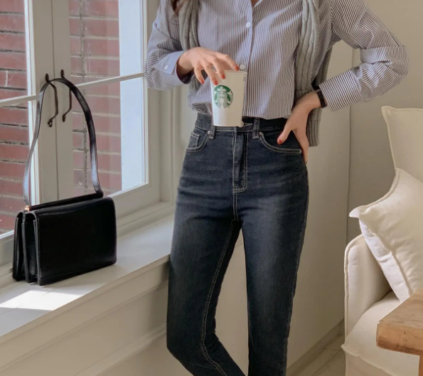 Công thức áo sơ mi kẻ sọc và quần jeans tối màu không hề cầu kỳ nhưng vẫn giúp người mặc ghi điểm phong cách. Cách phối đồ này mang đến sự trẻ trung, phù hợp với môi trường công sở.    