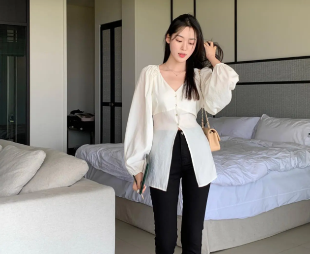 Công thức áo blouse xẻ tà và quần jeans đen ống đứng sẽ giúp phong cách công sở của bạn trở nên mới mẻ hơn. Đôi sandal dáng mule phong cách và mang lại vẻ thanh lịch cho người diện.