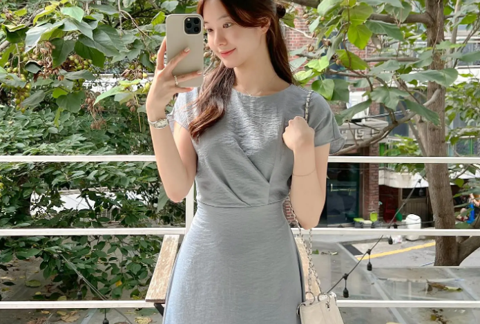 Váy mang tông màu xanh xám mỏng nhẹ mang đến công dụng giải nhiệt trong những ngày nóng bức. Để tăng thêm hiệu quả 