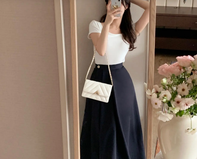 Chọn cho mình áo thun mang tông màu trung tính, cô nàng này khéo kết hợp cùng chân váy dài và đi giày mũi nhọn thanh lịch. Các nàng nên sơ vin gọn gàng để outfit trông chỉn chu hơn.    