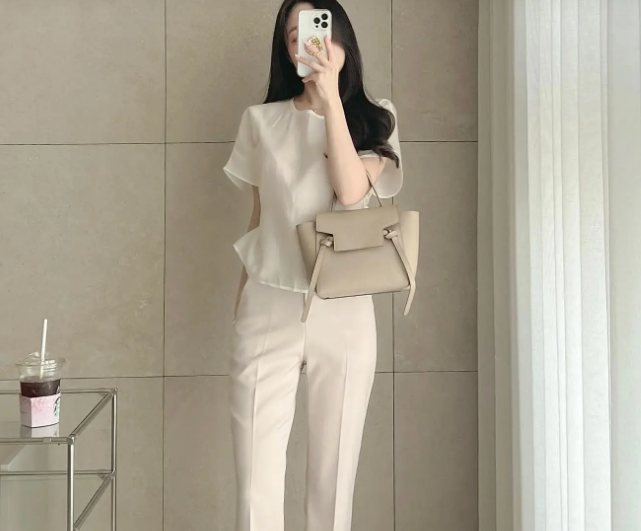 Công thức áo trắng và quần âu phong cách. Kiểu áo này ngang hông sẽ giúp 