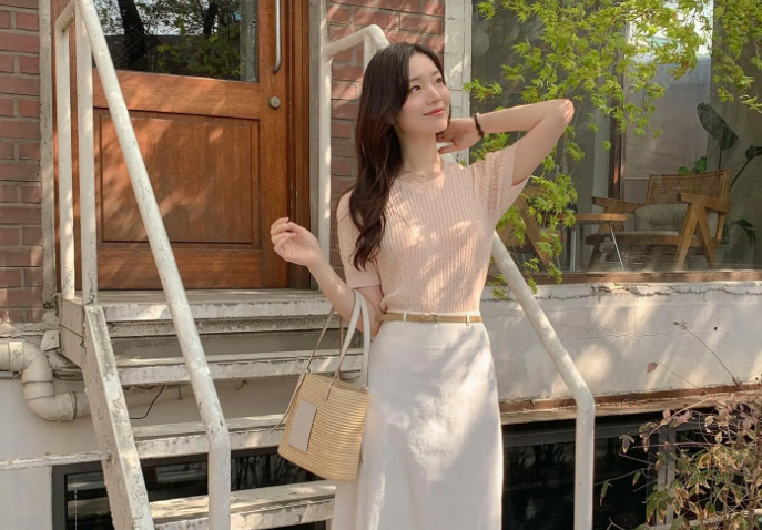 Áo dệt kim phù hợp với môi trường công sở. Sự kết hợp giữa áo dệt kim và chân váy trắng đã tạo nên bộ Shbet999 com đăng nhập nữ tính, tươi trẻ mà vẫn tinh tế. Chị em nên tô điểm thắt lưng da để nâng tầm outfit.    
