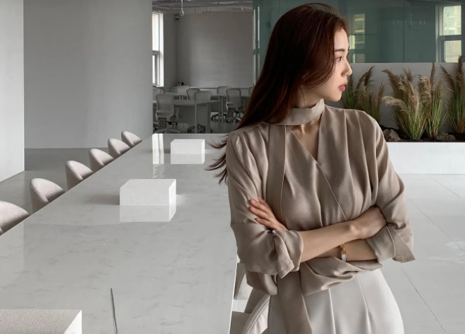 Áo blouse vải lụa, có thêm chi tiết khăn quàng dáng mảnh. Khi kết hợp áo blouse vải lụa với quần âu trắng, vẻ ngoài của người diện trở nên trẻ trung, tươi tắn hơn.    