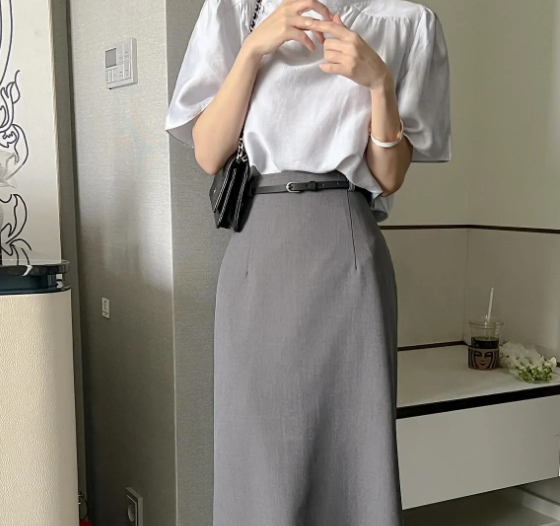 Áo blouse và chân váy suông rất hợp rơ với môi trường công sở. Đôi sandal quai ngang là mảnh ghép hoàn hảo của bộ đồ vì tôn dáng hiệu quả, đồng thời ghi điểm thanh lịch.    