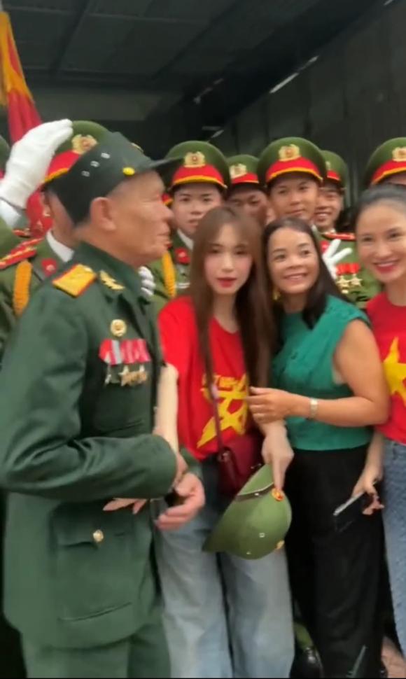 Hòa Minzy mới đây đã có mặt ở nơi diễn ra lễ diễu binh kỉ niệm 70 năm Chiến thắng lịch sử Điện Biên Phủ (7/5/1954 - 7/5/2024) tại thành phố Điện Biên Phủ, tỉnh Điện Biên. Cô diện áo cờ đỏ sao vàng, liên tục vẫy tay chào đón khi lực lượng diễu hành đi qua. Dù lượng người đang tập trung đông đúc nhưng Hoà Minzy vẫn vui vẻ, chụp ảnh và còn che chắn bớt các bạn trẻ và mời một cựu chiến binh bước vào khung ảnh.     