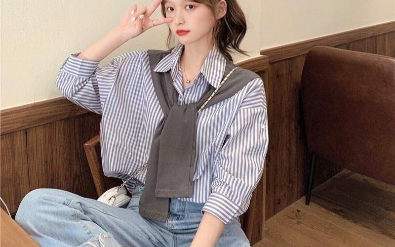 Những chiếc áo sơ mi luôn dễ dàng phối với quần jeans, diện đi làm đi chơi đều đẹp.