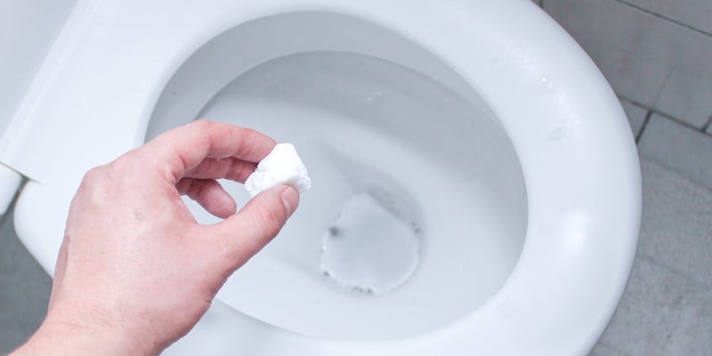 Baking soda có tính tẩy rửa mạnh và có thể đánh tan các vết ố vàng trên thành trong của bồn cầu.