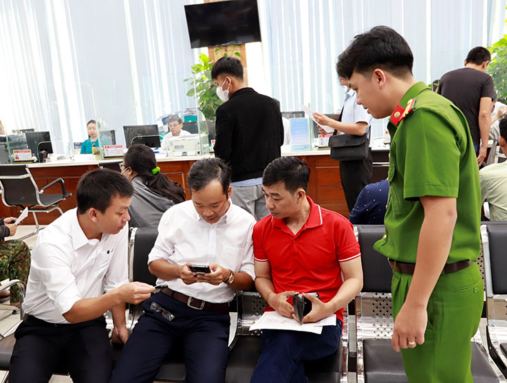 Hiện nay ứng dụng VNeID đã cung cấp 09 tiện ích để phục vụ người dân và doanh nghiệp.