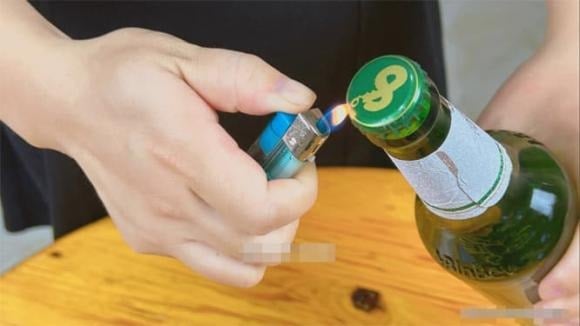 Nhiều người nam thường mang theo bật lửa, và bật lửa cũng có thể được sử dụng để mở nắp chai bia.