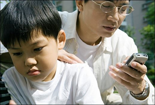 Chắc hẳn mẹ bạn đi mặc lại 1 bộ quần áo trong nhiều năm nhưng năm nào cũng mua cho bạn bộ quần áo mới tinh. (ảnh minh họa)