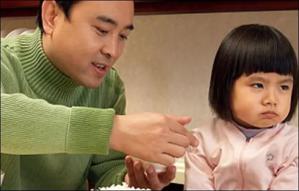 Nhưng chính kiểu giáo dục này đang khiến con cái cảm thấy mình là gánh nặng của cha mẹ. (ảnh minh họa)