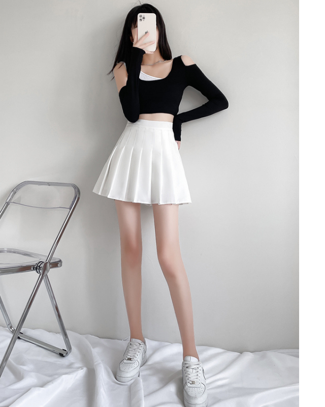 Mỗi quý cô đều nên sở hữu ít nhất một chiếc chân váy trắng xếp ly trong bộ sưu tập thời trang của mình